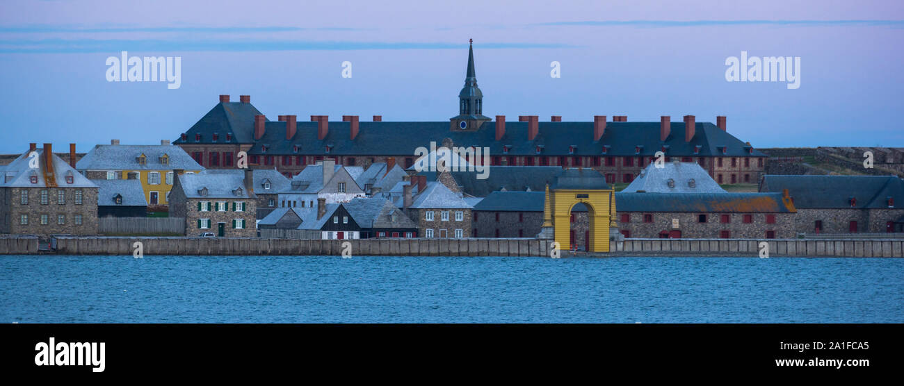 Tramonto a la fortezza di Louisbourg in Nova Scotia. Nikon Z 7 con FTZ adattatore obiettivo Nikkor e 200-500 mm f/5.6 lente @ 440mm, f/8, ISO 400, 1/25 seco Foto Stock