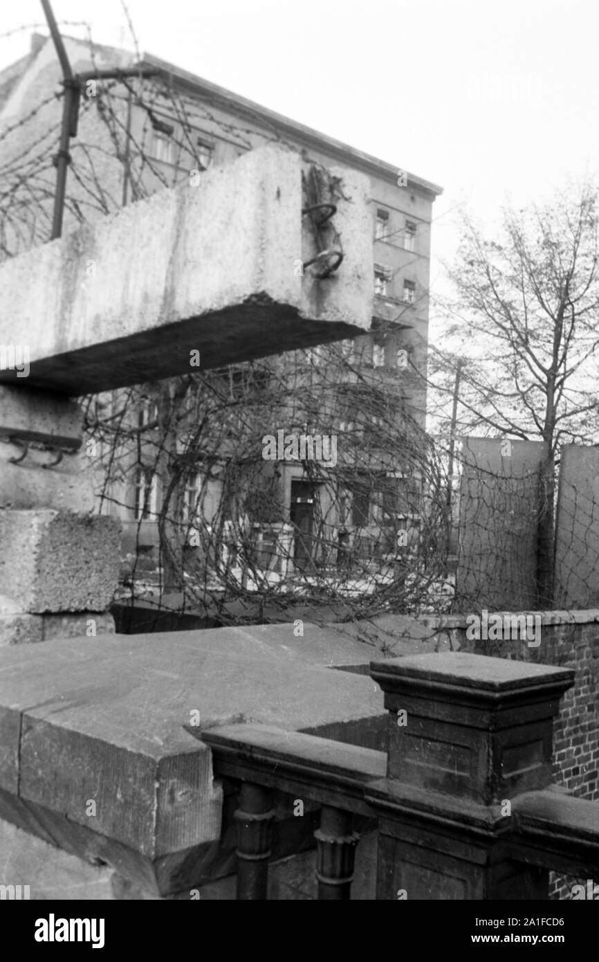 Sichtschutz an der Grenze des amerikanischen Sektors in Berlino, Deutschland 1962. Ciechi al confine del settore americano di Berlino in Germania 1962. Foto Stock