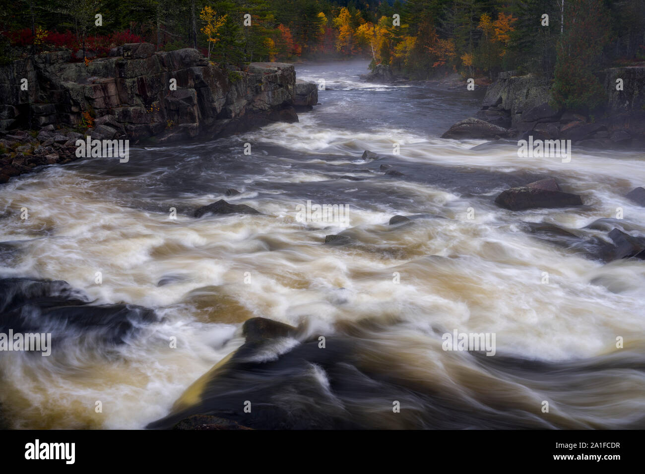 Alcuni infuriano rapids lungo il ramo occidentale del fiume Penobscot nel nord del Maine in ottobre. Nikon Z 7, Z NIKKOR 24-70mm f/4 lente S @ 42mm, f/11, ISO 200, Foto Stock