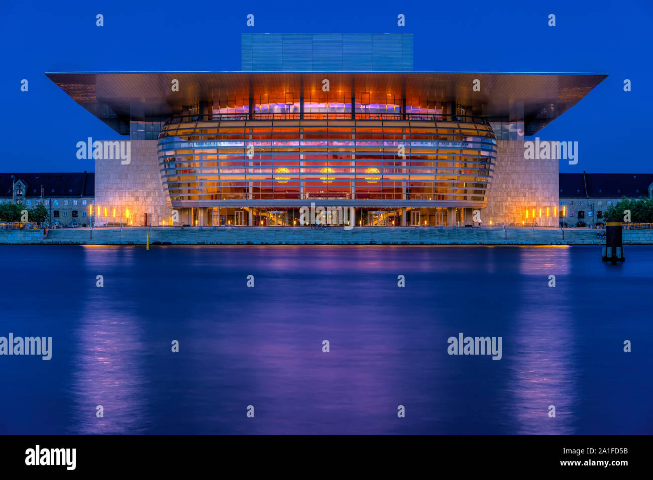 Una vista serale di Copenaghen Opera House su Holmen Island, Copenaghen, la Danimarca, l'Europa. Foto Stock