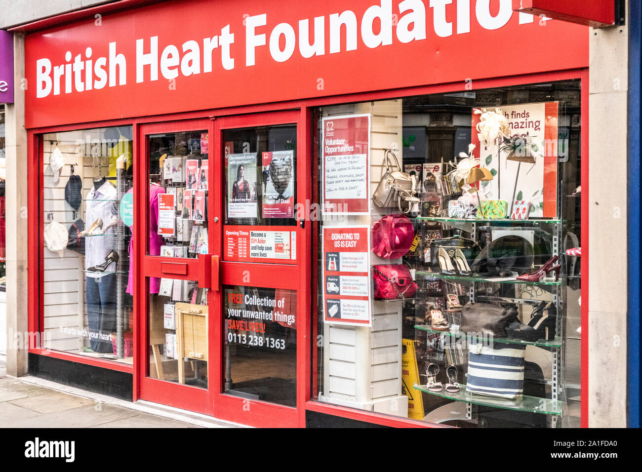 La British Heart Foundation carità shop nella Morley, Leeds, West Yorkshire Regno Unito Foto Stock