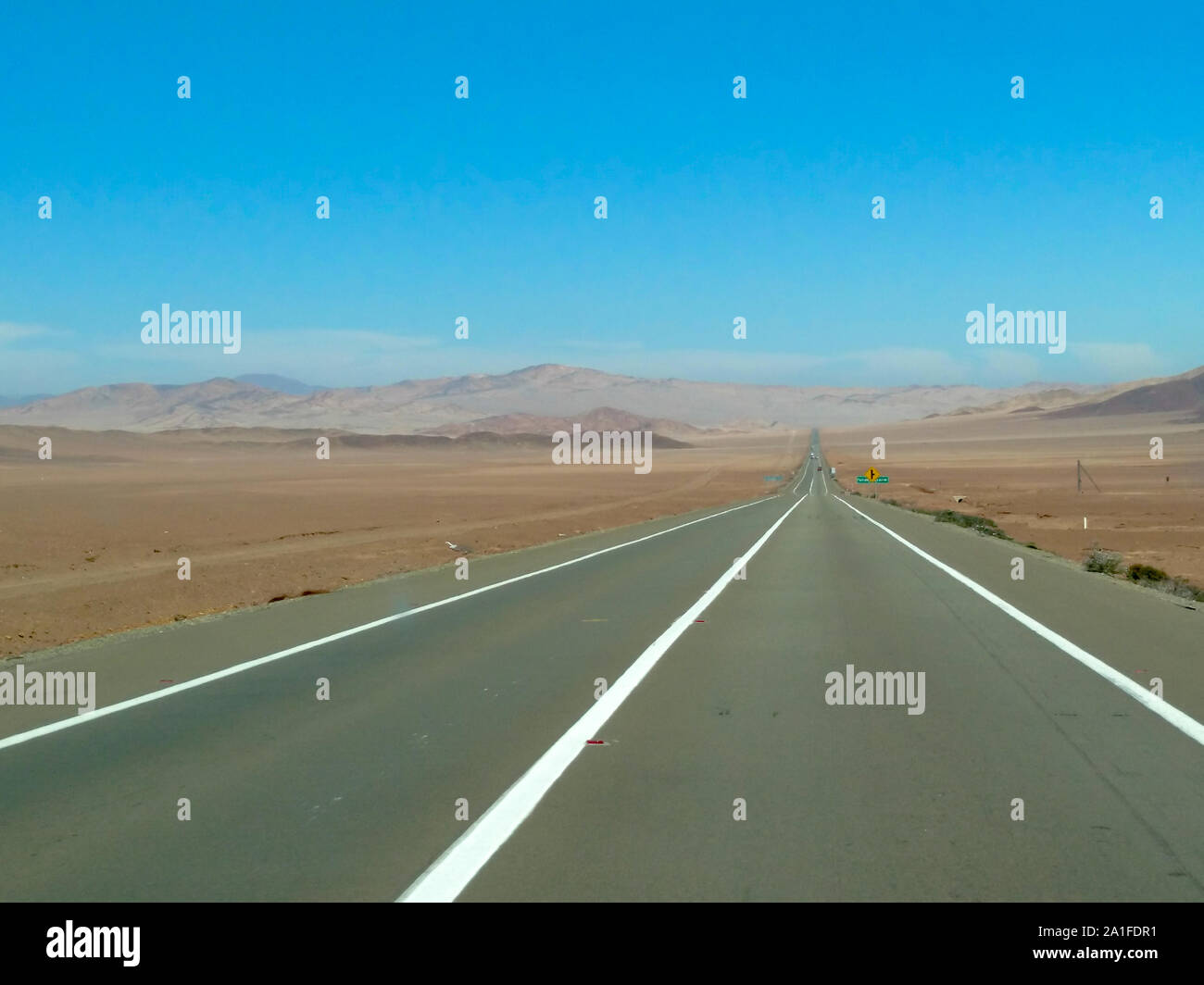 Viaggiando attraverso la strada del deserto di Atacama nel nord del Cile Foto Stock