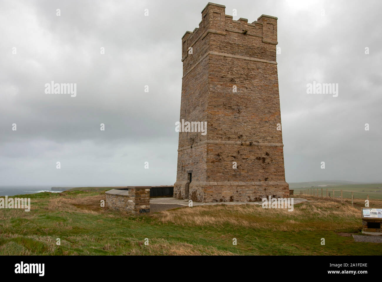 Maresciallo di Campo Earl Kitchener di Khartoum Memorial Torre Testa Marwick Dounby West terraferma Isole Orkney Scotland Regno Unito sud ovest di aspetto di 1 Foto Stock