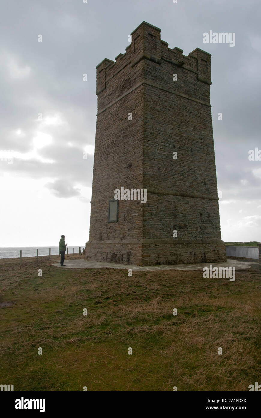 Maresciallo di Campo Earl Kitchener di Khartoum Memorial Torre Testa Marwick Dounby West terraferma Isole Orkney Scotland Regno Unito a nord ovest di aspetto di 1 Foto Stock
