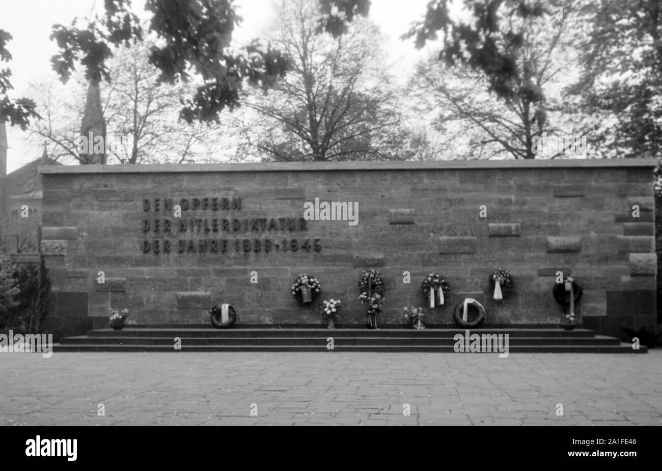 Gedenkstätte für die Opfer der Hitlerdiktatur der Jahre 1933 bis 1945 auf einem Friedhof a Berlino, Deutschland 1962. Parete memoriale per le vittime della dittatura hitleriana tra il 1933 un 1945 in un cimitero di Berlino, Germania 1962. Foto Stock