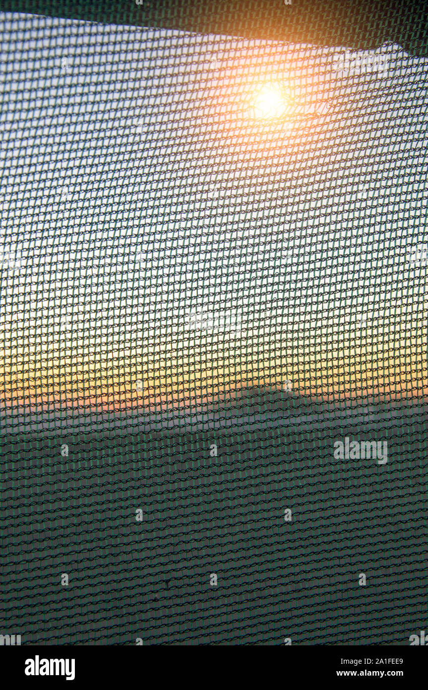 Lightflare golden entrando in un foro interno di un esterno metallico, web foro significato perdite di dati, la vulnerabilità del sistema, Foto Stock