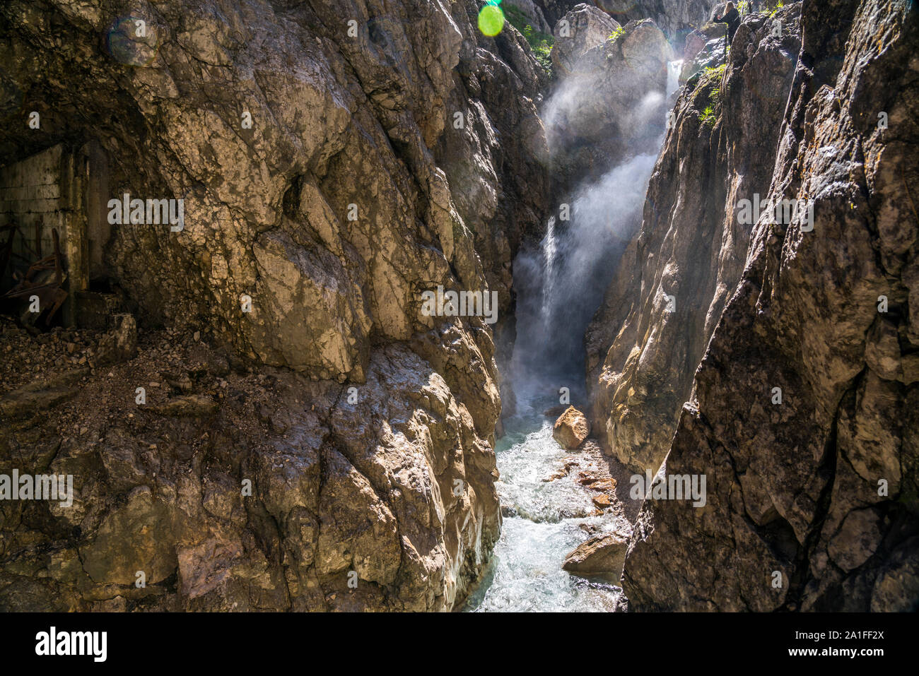 Wasserfall in der Höllentalklamm bei Grainau, Garmisch-Partenkirchen, Oberbayern, Bayern, Deutschland | cascata a Höllentalklamm gorge in Graina Foto Stock