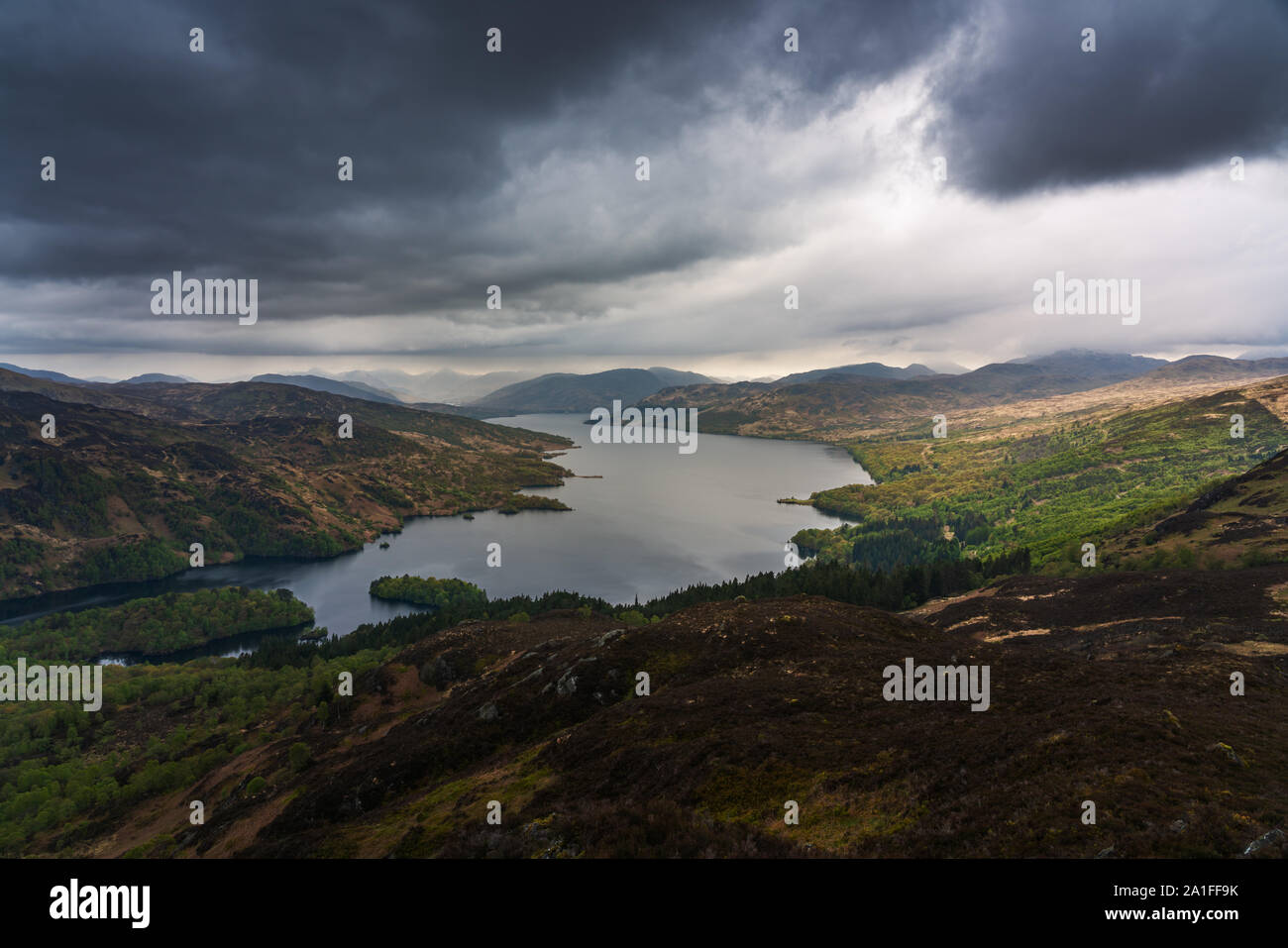 Vista aerea del Loch Katrine nel Trossachs National Park in Scozia Foto Stock