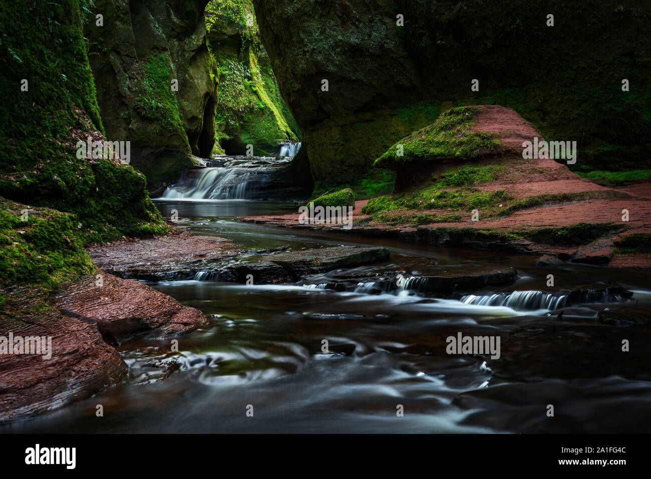 Il diavolo è il pulpito in Finnich Glen vicino al Loch Lommond Nationalpark in Scozia Foto Stock