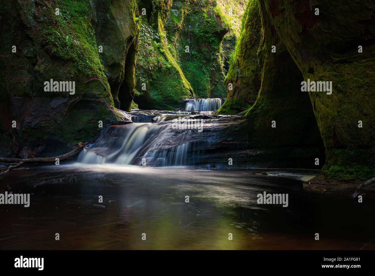 Il diavolo è il pulpito in Finnich Glen vicino al Loch Lommond Nationalpark in Scozia Foto Stock