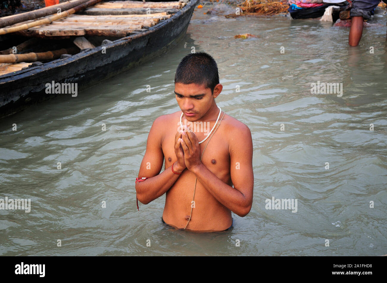 Ragazzo che prega. L'elefante la vasca da bagno. Sonepur Mela, India Foto Stock