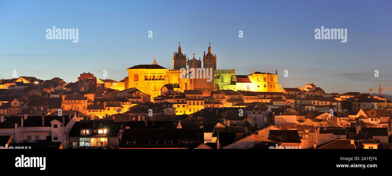 Il centro storico e la cattedrale al crepuscolo. Viseu, in Portogallo Foto Stock