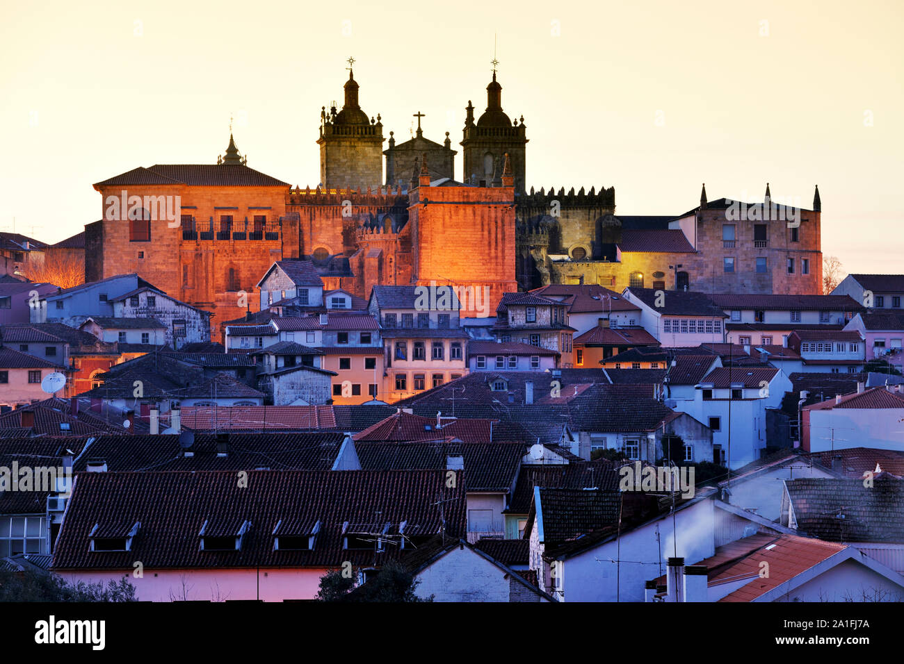Il centro storico e la cattedrale al crepuscolo. Viseu, in Portogallo Foto Stock