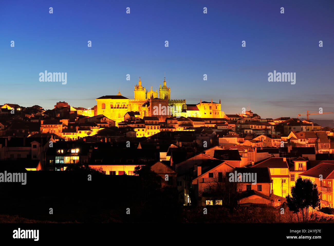 Il centro storico e la cattedrale al crepuscolo. Viseu, in Portogallo Foto Stock