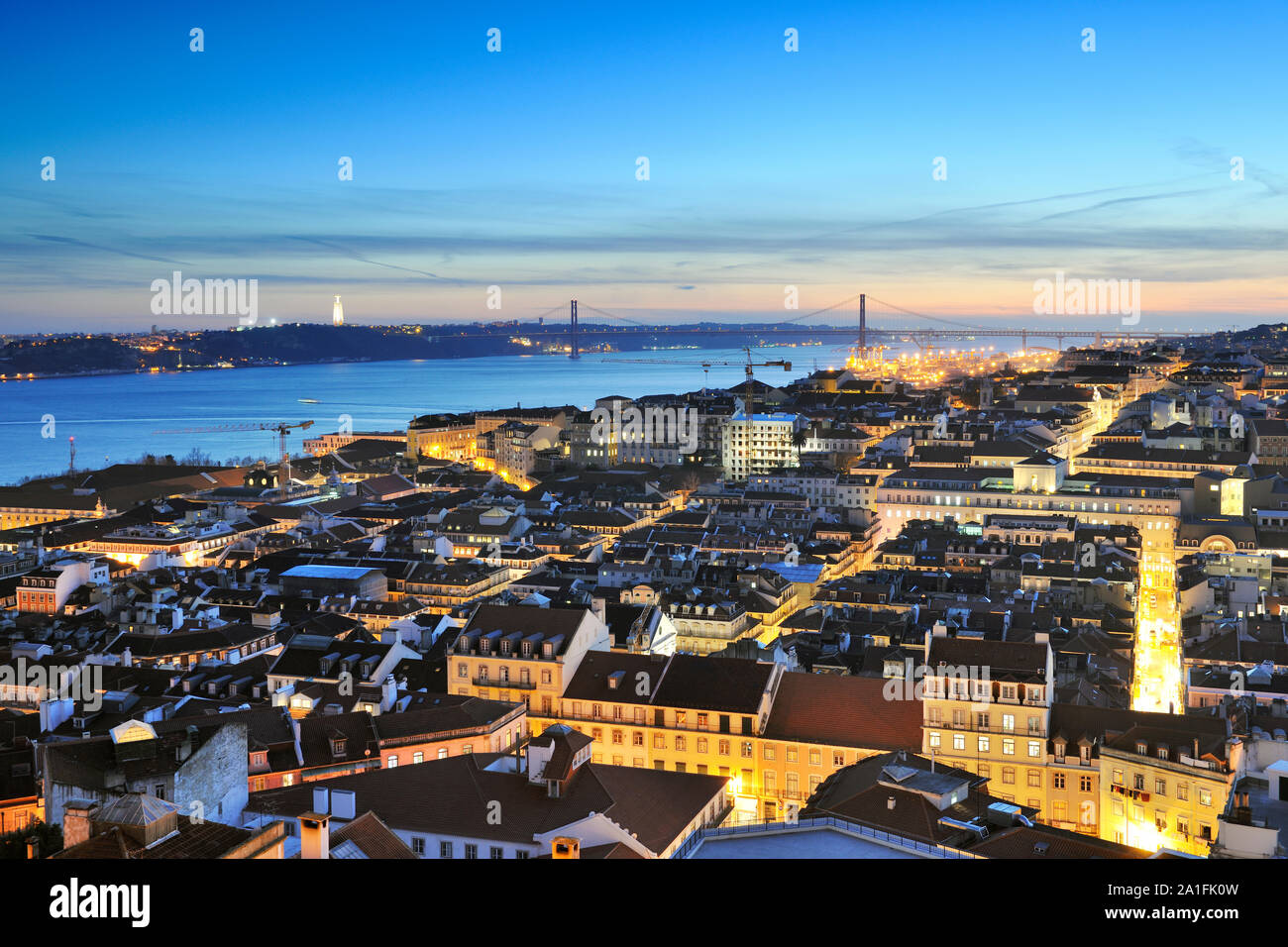 Il centro storico di Lisbona, Baixa, e il fiume Tago al crepuscolo. Portogallo Foto Stock