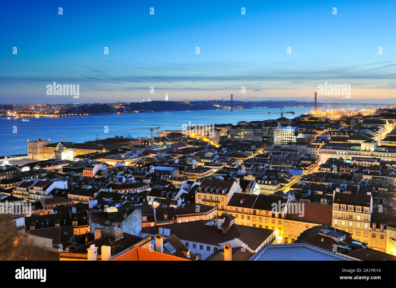 Il centro storico di Lisbona, Baixa, e il fiume Tago al crepuscolo. Portogallo Foto Stock