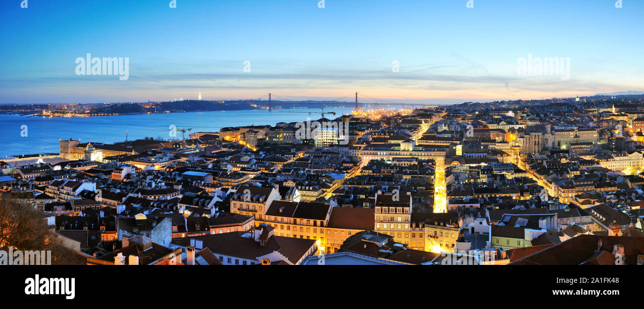 Il centro storico di Lisbona, Baixa, e il fiume Tago al crepuscolo. Portogallo Foto Stock