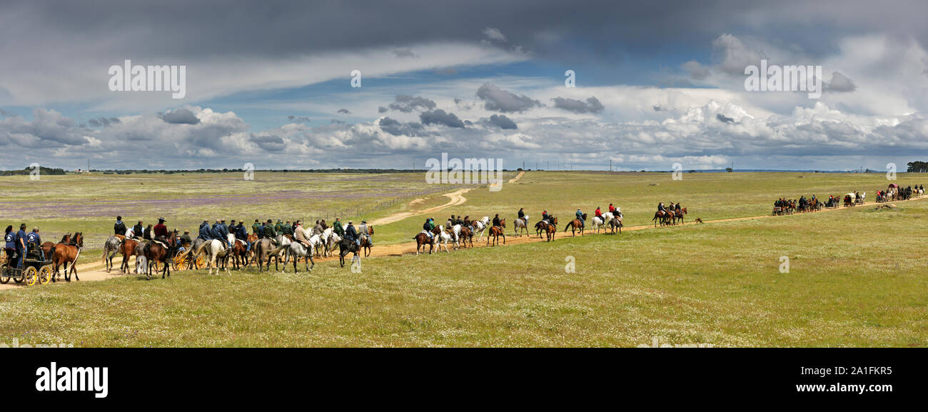 Un pellegrinaggio a cavallo in Alentejo. Cavallo persone praticare equitazione come espressione del patrimonio di cultura e di fede attraverso il pellegrinaggio a cavallo. V Foto Stock