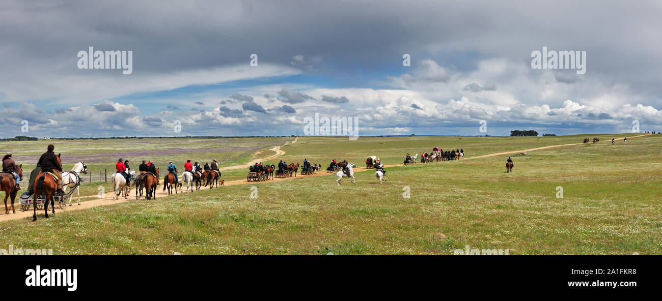 Un pellegrinaggio a cavallo in Alentejo. Cavallo persone praticare equitazione come espressione del patrimonio di cultura e di fede attraverso il pellegrinaggio a cavallo. V Foto Stock