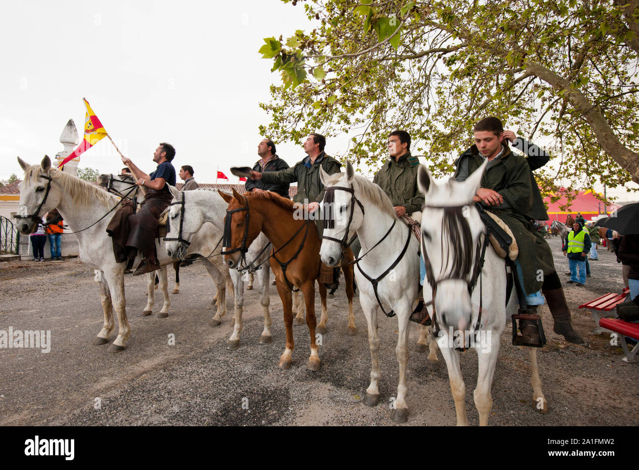 Un pellegrinaggio a cavallo in Alentejo. Cavallo persone praticare equitazione come espressione del patrimonio di cultura e di fede attraverso il pellegrinaggio a cavallo. V Foto Stock