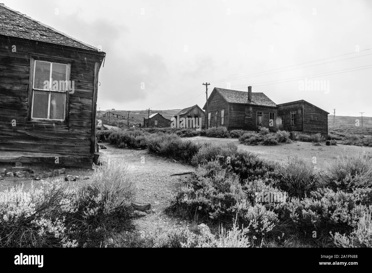 Un edificio fatiscente nella città fantasma di Bodie in California in un giorno di pioggia Foto Stock