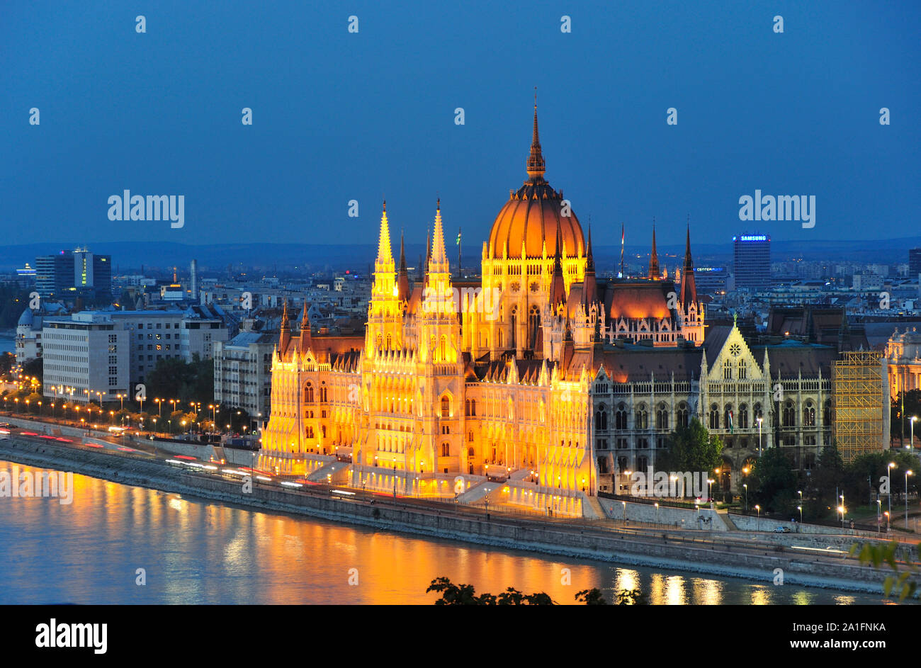 Il Parlamento europeo al tramonto, un sito Patrimonio Mondiale dell'UNESCO. Budapest, Ungheria Foto Stock