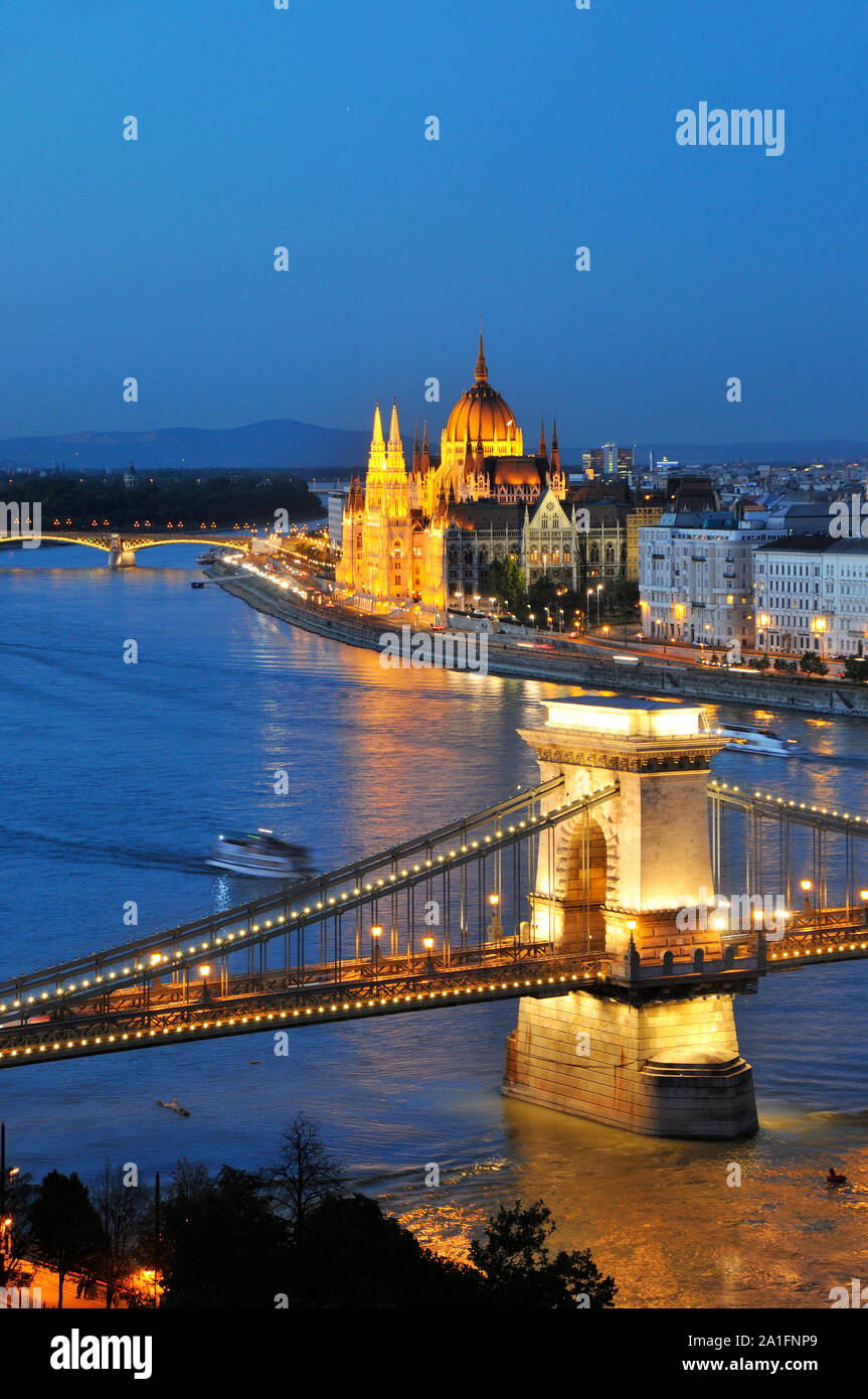 Ponte delle catene di Szechenyi e il Parlamento al crepuscolo. Budapest, Ungheria Foto Stock