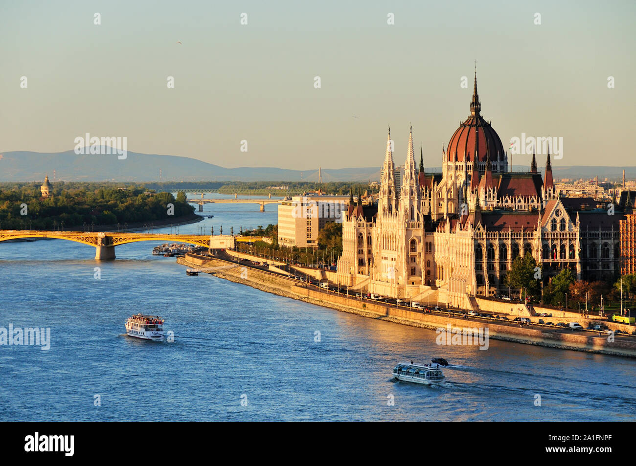 Il Parlamento europeo e il ponte Margherita (Margit hid), un sito Patrimonio Mondiale dell'UNESCO. Budapest, Ungheria Foto Stock