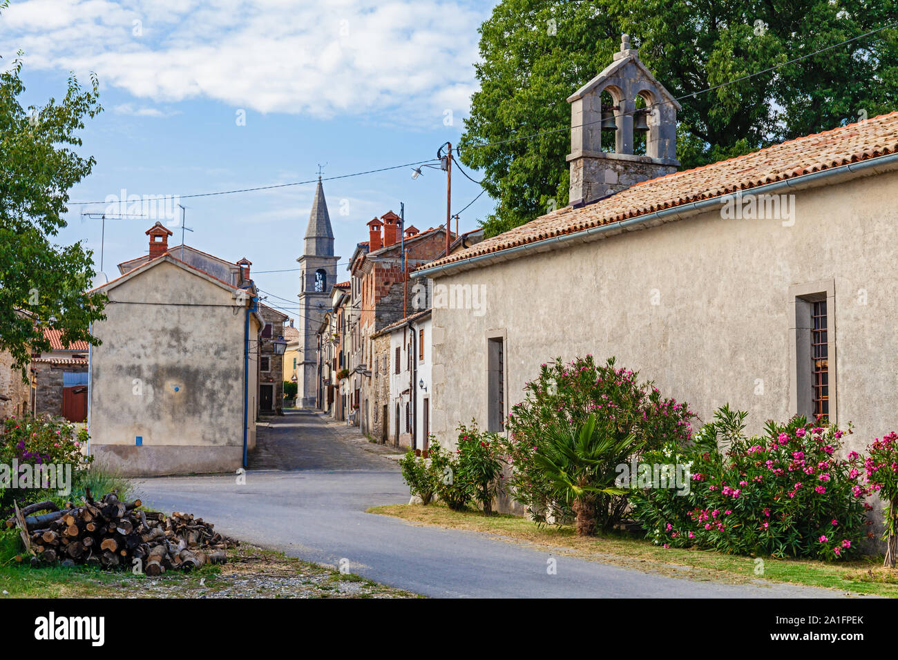 Street con i suoi antichi edifici nel villaggio di montagna Draguć, Croazia Foto Stock
