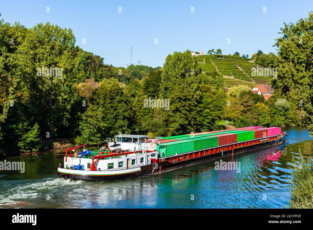 Navigazione nave caricata con contenitori sul fiume Neckar vicino a Ludwigsburg Foto Stock