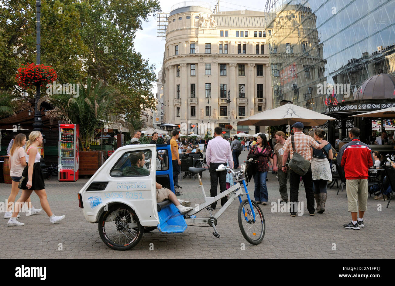 In rickshaw moderno di Budapest in Piazza Vorosmarty. Ungheria Foto Stock