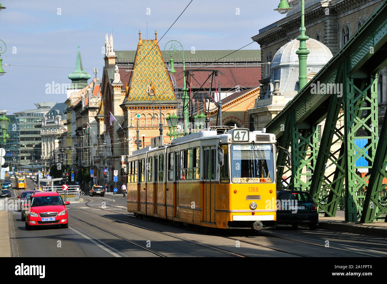 Tram in Szabadsag hid, vicino al grande mercato centrale. Budapest, Ungheria Foto Stock