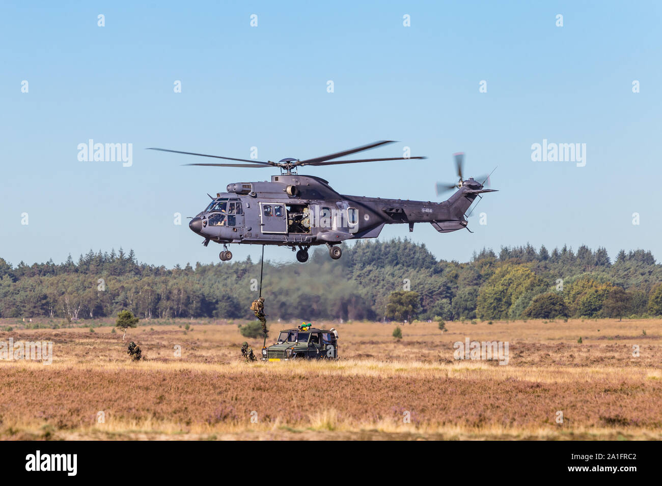 Ede, Paesi Bassi, 21 Settembre 2019: elicottero Cougar il comando S-454 dell'esercito Olandese la caduta di soldati durante un air show nei Paesi Bassi. Foto Stock
