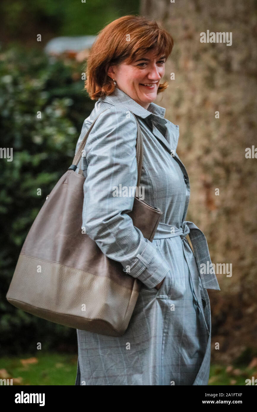 A Downing Street, Westminster, Londra, UK, 26 settembre 2019. Nicky Morgan, Segretario di Stato per il digitale, cultura, mezzi di comunicazione e lo sport. Ministri di lasciare un armadio politico incontro a Downing Street questa sera. Credito: Imageplotter/Alamy Live News Foto Stock