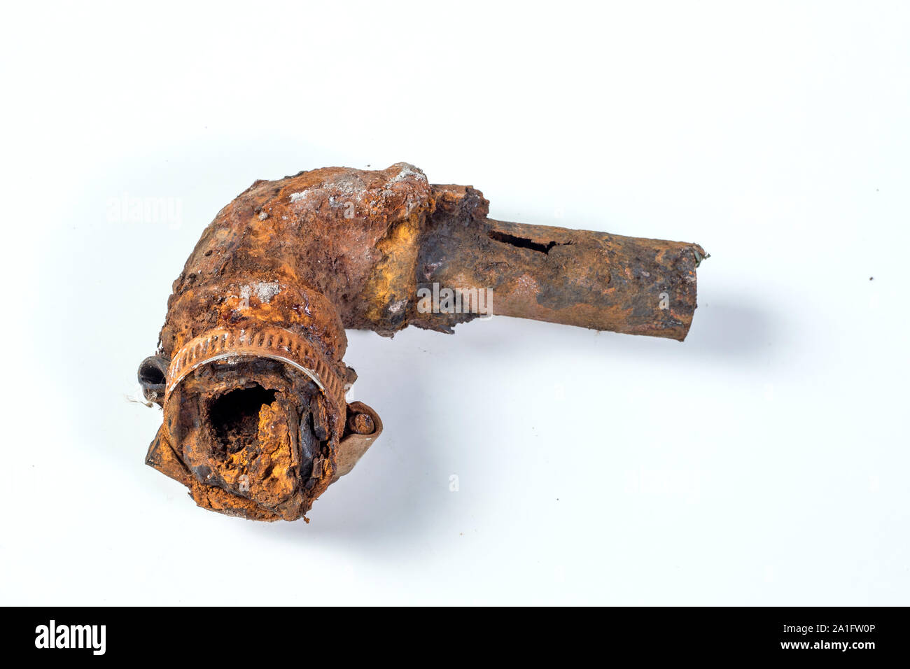 Frammenti di vecchi in ghisa tubi di acqua su sfondo bianco. Dopo molti anni di funzionamento corrosi tubazione di metallo è stata distrutta. Rusty tubo di acciaio con Foto Stock