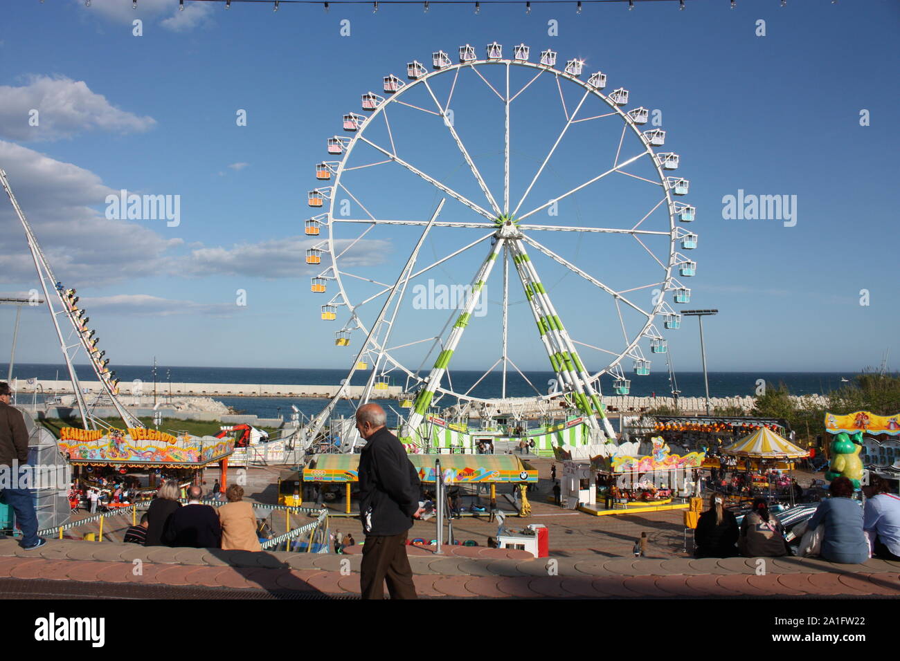 Ruota panoramica nel parco dei divertimenti di La Feria de Abril, a seashore, Barcellona, in Catalogna, Spagna. Foto scattata su: Apr 27, 2009 Foto Stock