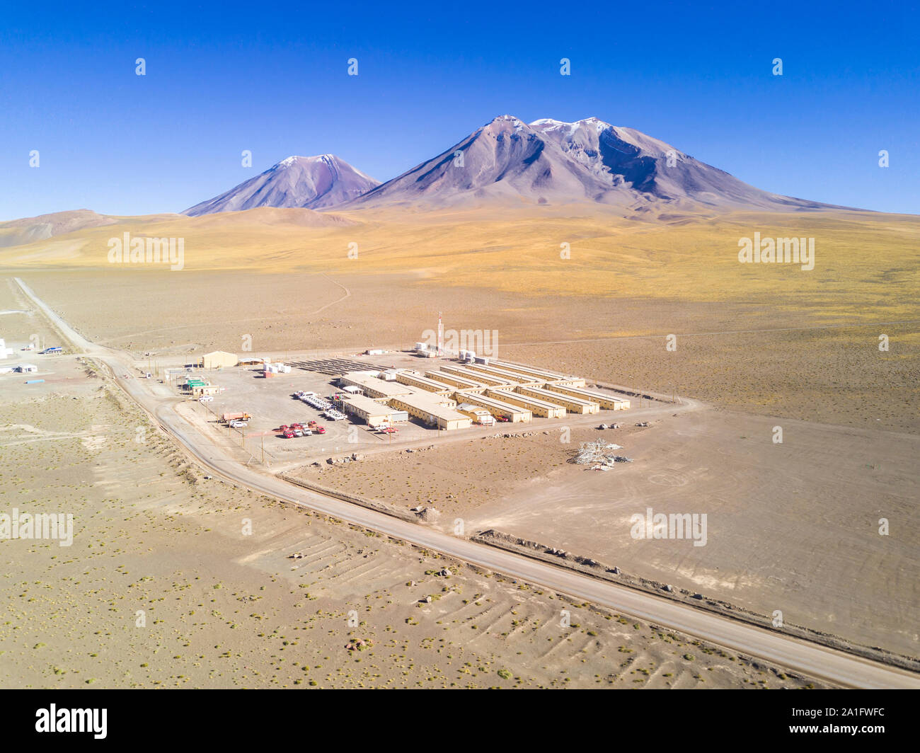 Campo geotermico a più di 3.500 mslm a altiplano cileno montagne delle Ande nei campi di San Pedro Vulcano. Case, energia solare campeggio vegetale Foto Stock