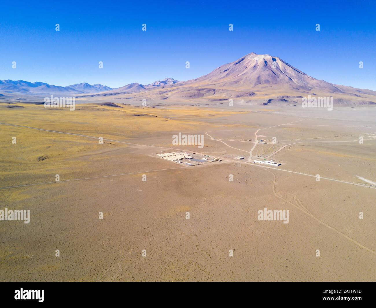 Campo geotermico a più di 3.500 mslm a altiplano cileno montagne delle Ande nei campi di San Pedro Vulcano. Case, energia solare campeggio vegetale Foto Stock