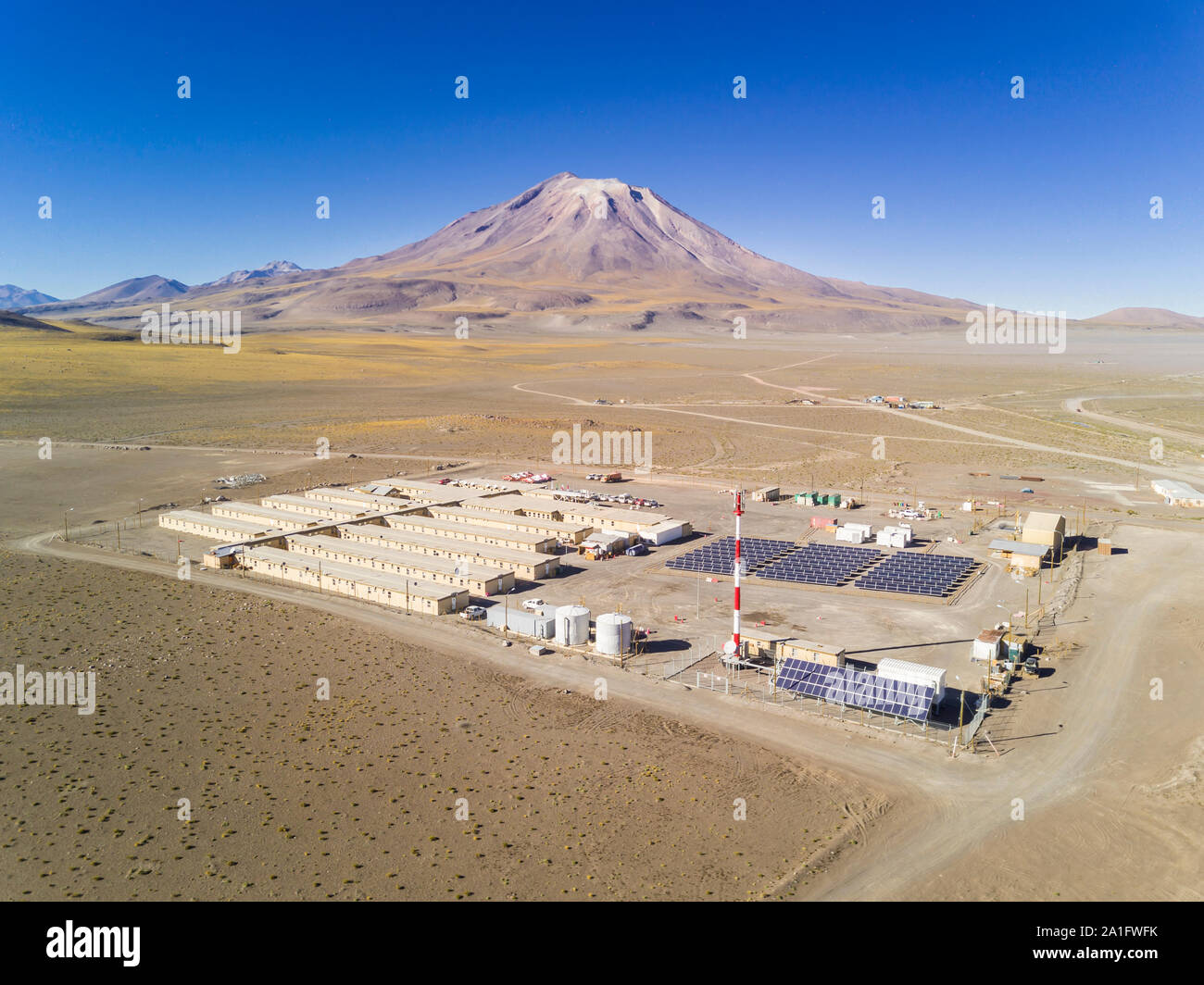 Campo geotermico a più di 3.500 mslm a altiplano cileno montagne delle Ande nei campi di San Pedro Vulcano. Case, energia solare campeggio vegetale Foto Stock