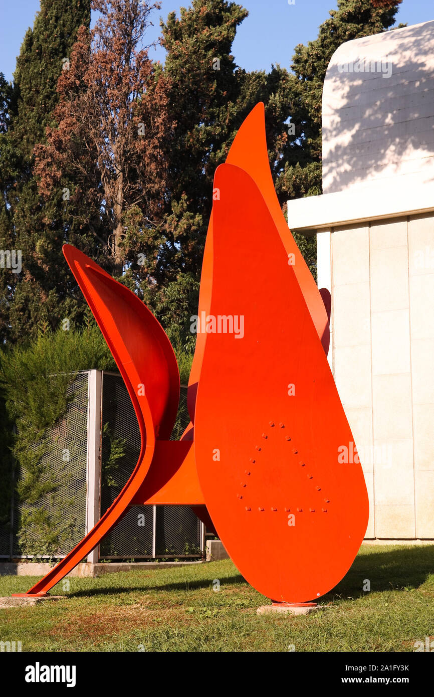 Joan Miro statua di metallo all'ingresso del Museo o della Fondazione Joan Miró di Barcellona. Barcellona - Ott 30: rosso statua di Miro su ottobre 30, 2009 mi Foto Stock