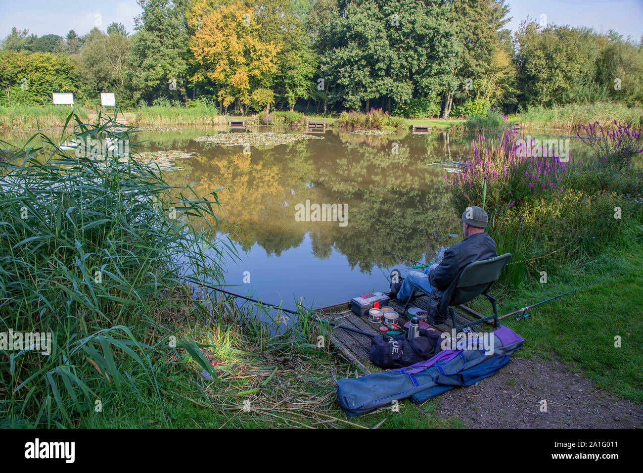 Il pescatore a Stanners piscina lungo il Sankey Valley Trail a Winwick Quay, Warrington Foto Stock