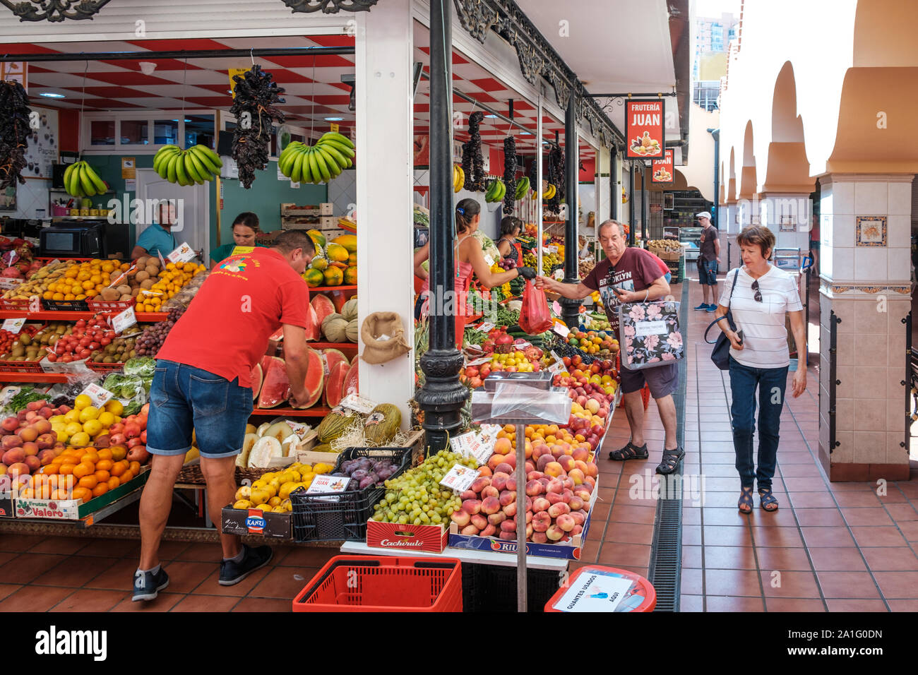 Tenerife, Spagna - Agosto 2019: le persone sul mercato alimentare di acquisto e vendita di frutta e verdura, Santa Cruz Tenerife Foto Stock