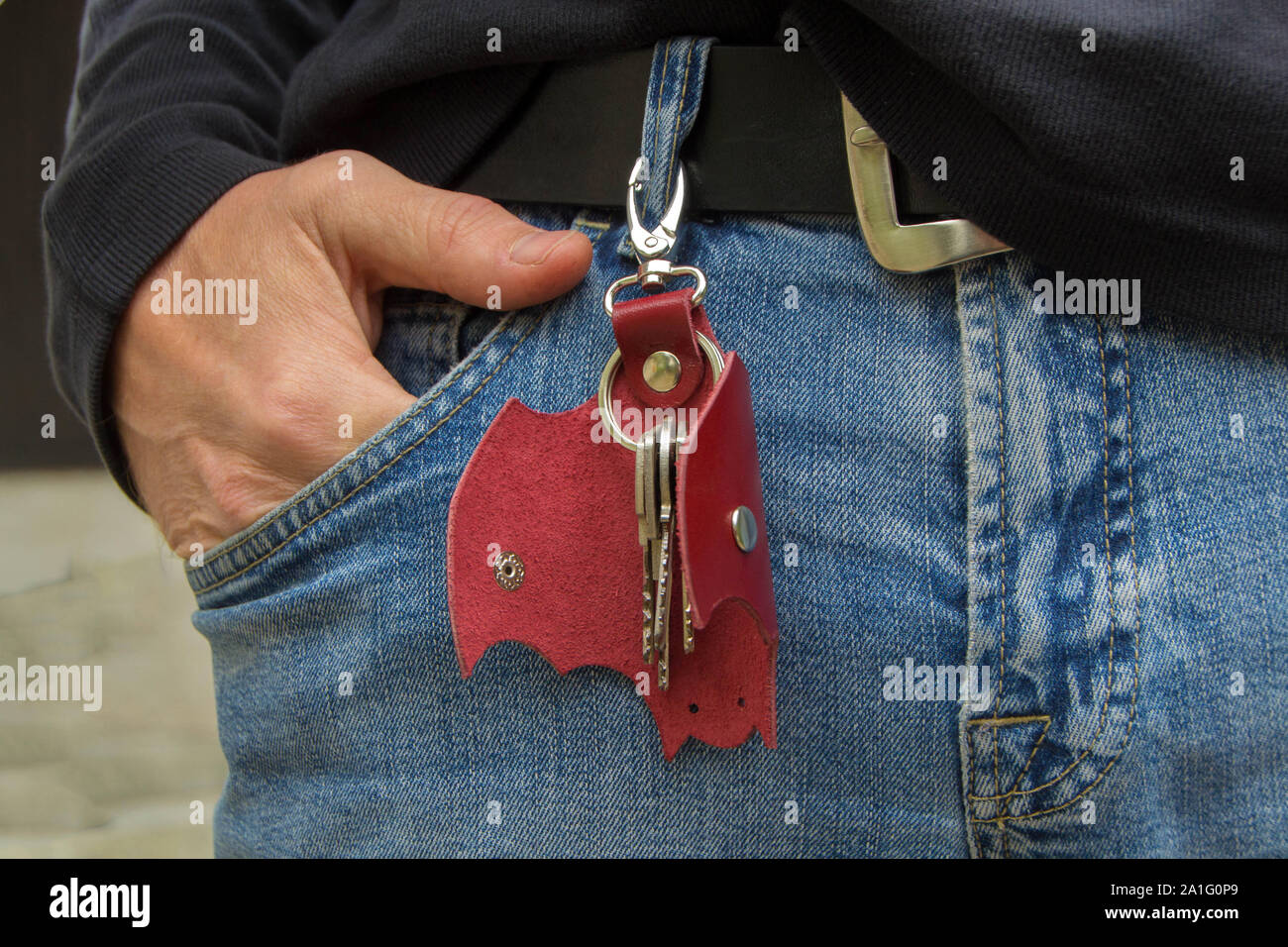 Portachiavi in pelle in bat la forma e la vecchia chiave nella porta di legno. - Immagine Foto Stock