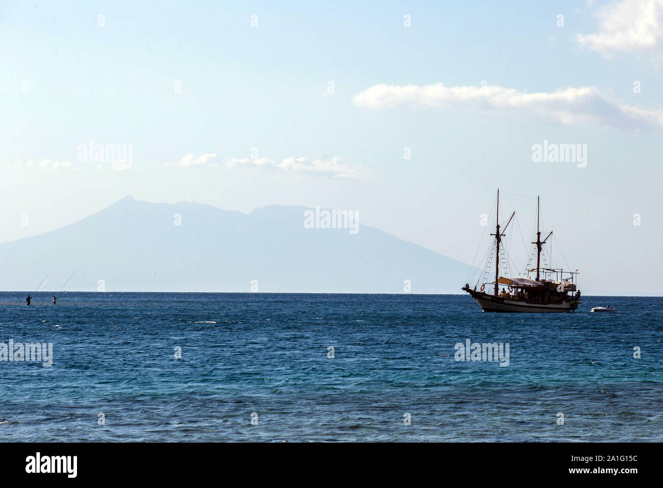 Indonesia Bali, 20 Sett 2019, mare di Bali con nave e dei pescatori Foto Stock