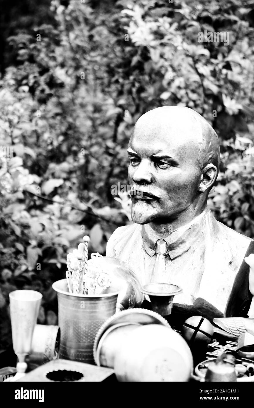 Busto di Lenin in un mercato di seconda mano gli oggetti. Foto in bianco e nero. Foto Stock