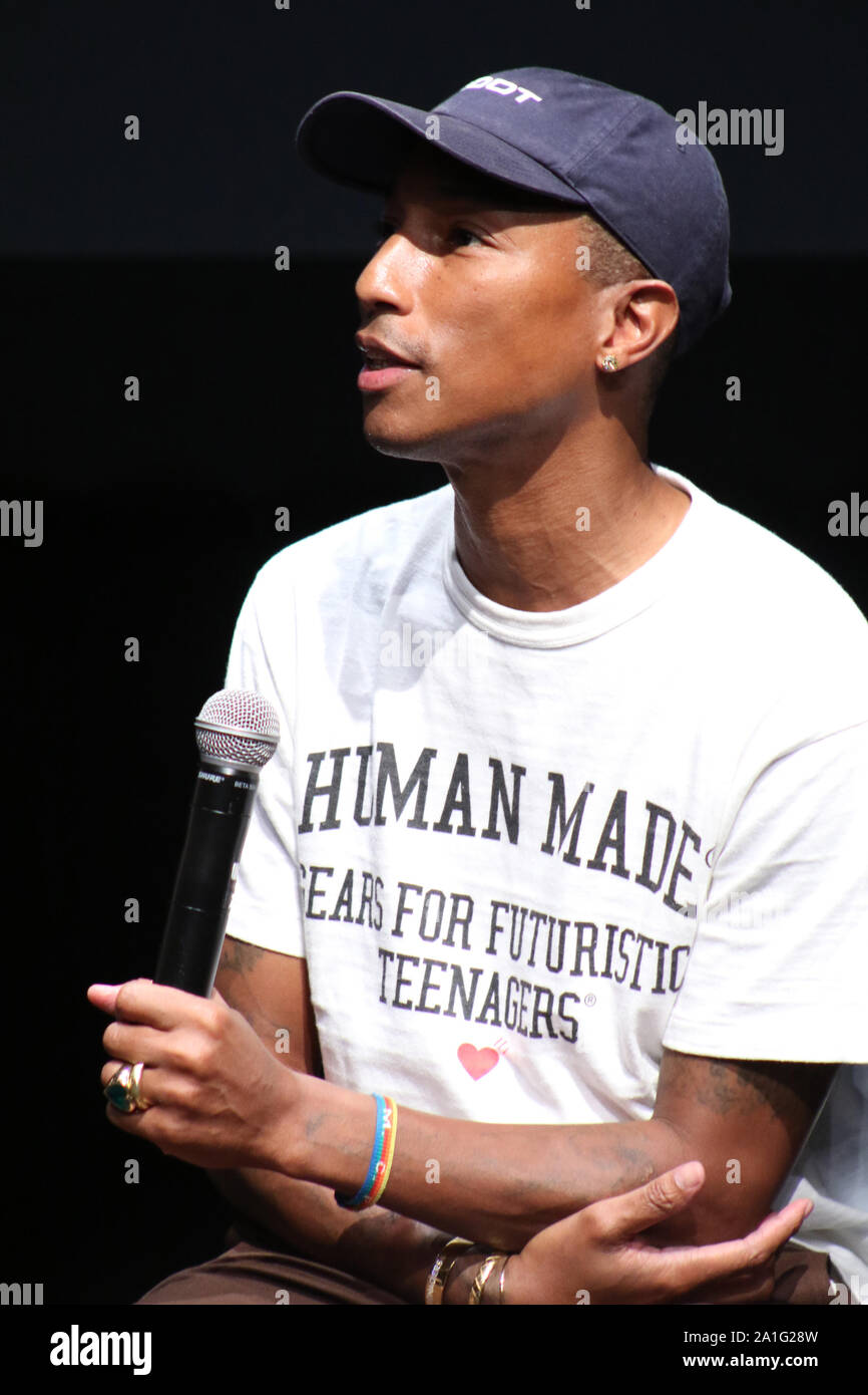 Brooklyn, NY, STATI UNITI D'AMERICA. 26 Sep, 2019. Pharrell Williams presso il cittadino globale conferenza stampa annunciando la loro campagna 2020, Obiettivo globale Live: l'utopia possibile presso San AnnÕs Warehouse di Brooklyn, a New York City il 26 settembre 2019 Credit: Walik Goshom/media/punzone Alamy Live News Foto Stock