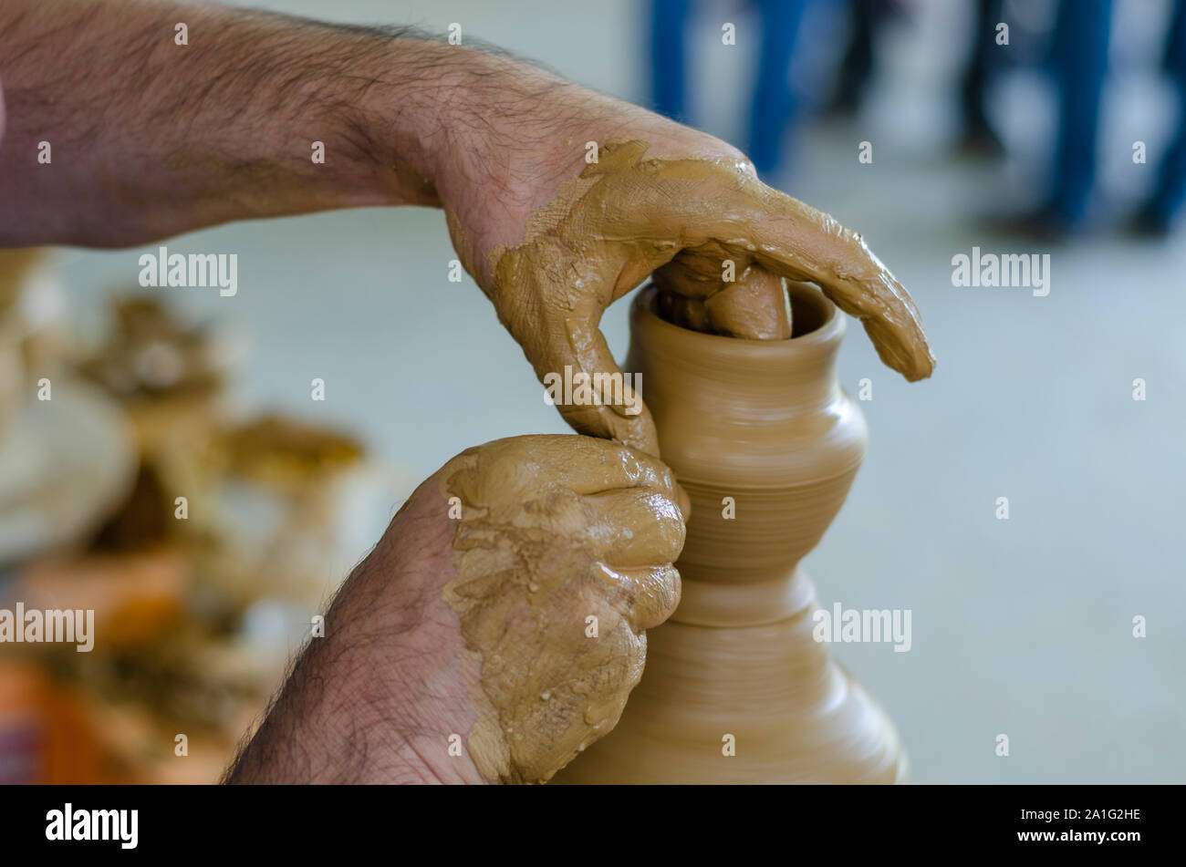 Ceramica processo di lavoro con argilla tornio del vasaio, vicino. L'uomo è fare ceramica in studio. Foto Stock