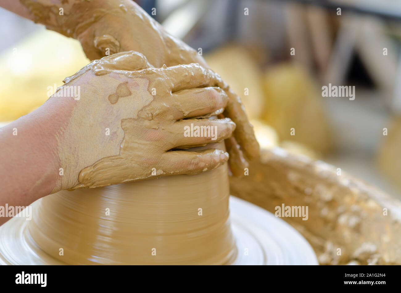 Ceramica processo di lavoro con argilla tornio del vasaio, vicino. L'uomo è  fare ceramica in studio Foto stock - Alamy