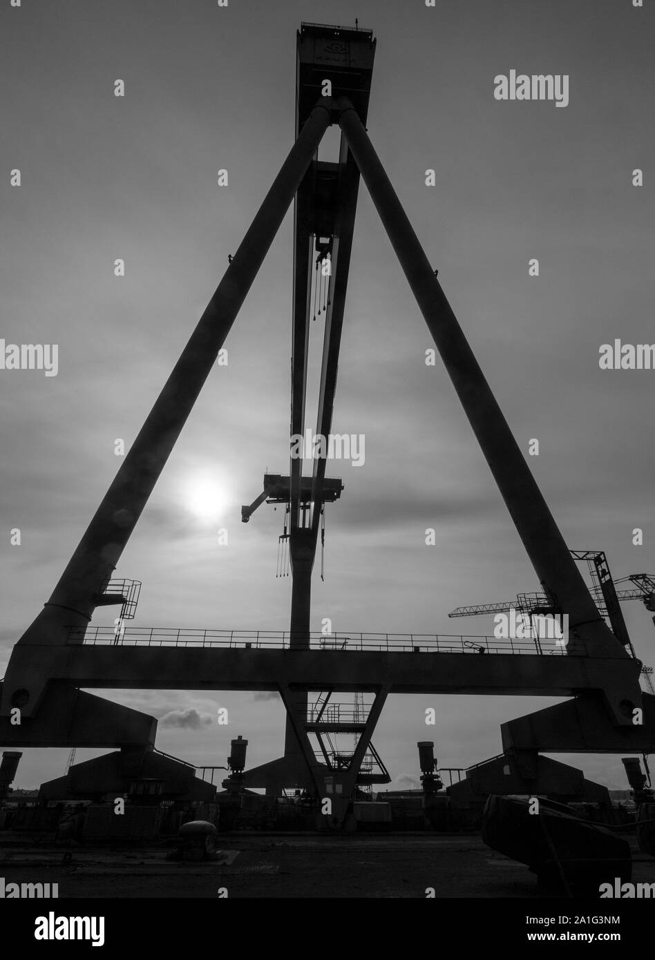 Silhouette della grande gru di sollevamento a Harland e Wolff shipyard, Belfast, Irlanda del Nord, GB Foto Stock