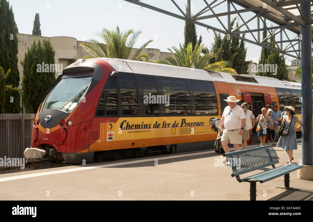 I passeggeri in partenza un Chemins de Fer de Provence in treno la stazione ferroviaria di Nizza, in Francia, in Europa Foto Stock